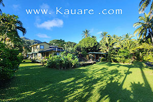 Picture of Kuarae Back lodge showing the family house and bungalow in the gardens.
